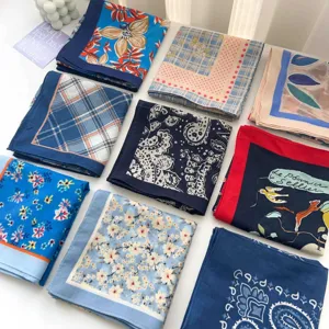 Piccolo foulard quadrato blu in cotone per donna, accessorio per collo versatile per la primavera.