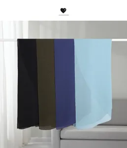 Dettaglio sciarpa in chiffon tinta unita, tessuto leggero e traspirante per donne.