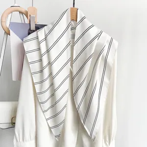 Klassisches schwarz-weiß gestreiftes Dreieckstuch Detailansicht, elegantes Halstuch für Damen.
