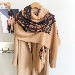 Écharpe imprimé léopard classique pour femme, élégant châle chaud d'hiver, foulard stylé et chic.