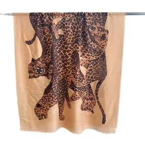 Écharpe imprimé léopard de luxe pour femme, châle oversize élégant et tour de cou chaud.