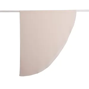Primo piano dettagliato del elegante foulard triangolare semicircolare in chiffon beige.