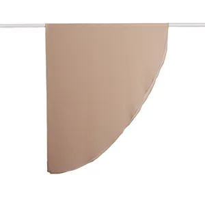 Vista dettagliata dell'elegante foulard triangolare in chiffon curvo con bordi rifiniti.