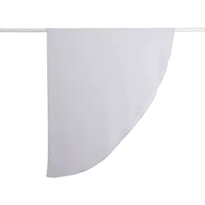 Dettaglio scialle foulard in chiffon semi-circolare bianco, elegante orlo curvo.