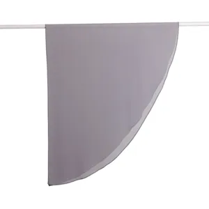 Vista dettagliata di un elegante foulard triangolare in chiffon grigio semi-circolare.
