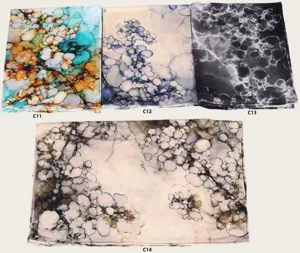 Vue de détail en gros plan de motifs abstraits d'écharpe en coton mercerisé tie-dye.