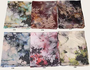 Vue détaillée de foulards en coton mercerisé imprimé cravate-teinture aquarelle en plusieurs couleurs.