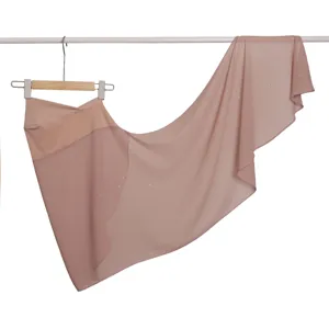 Dettaglio sciarpa in chiffon, design con paillettes scintillanti e tessitura elegante.