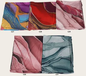 Vue détaillée du foulard imprimé cravate aquarelle abstraite affichage de variante multicolore.