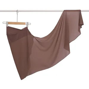 Sciarpa avvolgente in chiffon con paillettes marroni, tessuto leggero con dettagli brillanti.