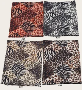 Vue détaillée de foulards en coton à imprimé animal, motifs de léopard et zèbre tendance.