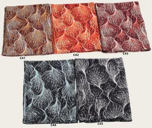 Vue rapprochée et détaillée présentant la texture du tissu en coton mercerisé imprimé.