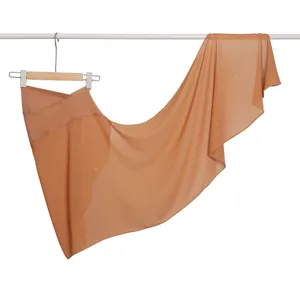 Dettaglio gonna avvolgente in chiffon brillante, elegante capo di abbigliamento da danza.