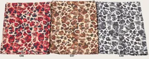 Écharpe longue en coton mercerisé imprimé léopard vue détaillée montrant les variantes de couleur C46 C47