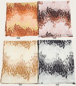 Vue détaillée des foulards imprimés tie-dye en quatre coloris élégants et doux.
