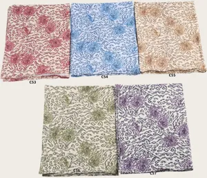 Écharpe en coton mercerisé avec motif floral aquarelle et design abstrait élégant