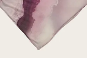 Vue détaillée du foulard en coton mercerisé tie-dye aquarelle de luxe en rose et violet.