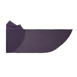 Vista dettagliata dell'hijab in chiffon viola con glitter stellati e tesa morbida.