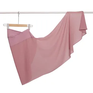 Dettaglio gonna da ballo in chiffon brillantinato rosa asimmetrico tessuto trasparente