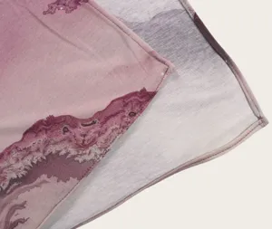 Vue détaillée d'écharpe en coton tie-dye aquarelle, gros plan sur tissu motif violet élégant.