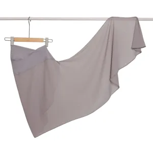 Elegante sciarpa avvolgente in chiffon grigio scintillante con dettagli glitterati.