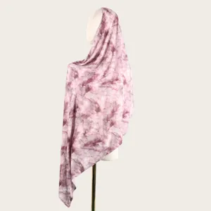 Détail de l'écharpe longue en coton mercerisé tie-dye aquarelle, au tombé élégant.