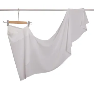 Dettaglio sciarpa in chiffon glitter bianco, accenti argento lucido su tessuto.