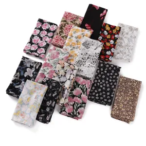 Vue détaillée de divers foulards carrés en mousseline florale avec de fins imprimés.