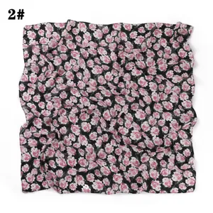 Foulard carre en mousseline imprime floral 90cm noir rose accessoire de coiffure elegant