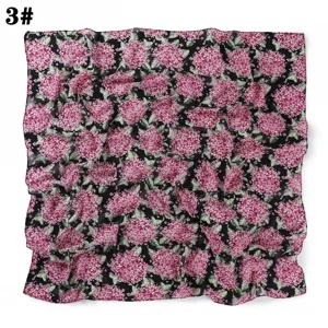Détail foulard mousseline noire, imprimé hortensia rose, texture délicate et tissu léger.