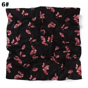 Foulard carre en mousseline imprime feuille de ginkgo noir rouge, detail floral elegant.