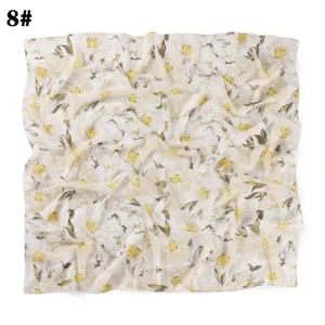 Gros plan détaillé du foulard carré en mousseline de perle à imprimé floral 90cm.