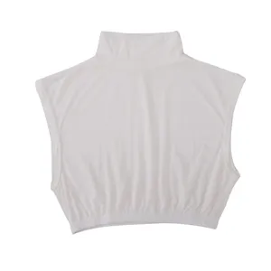 Détail de faux col montant sans manches blanc, ourlet élastique et tissu en coton doux.