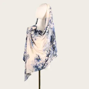 Vue detaille du foulard hijab pour femme imprime en cravate aquarelle, textile floral elegant.