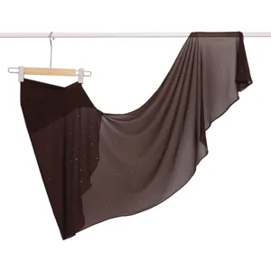 Vista di dettaglio di una sciarpa avvolgente in chiffon marrone scuro con paillettes su gruccia.