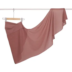 Gonna a portafoglio in chiffon rosa antico con dettagli paillettes scintillanti, sciarpa.