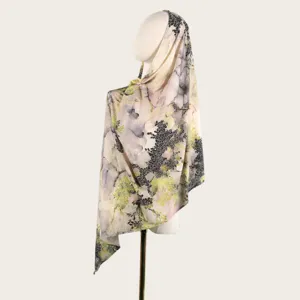 Vue rapprochée du foulard en mélange de soie et coton avec un joli motif floral aquarelle.