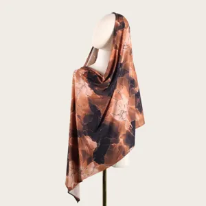 Vue détaillée d'un long châle foulard en coton mercerisé à imprimé cravate aquarelle marron.