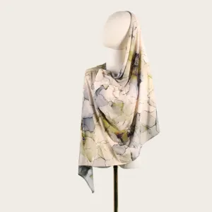 Détail d'écharpe en coton mercerisé tie-dye aquarelle, drapé souple et motif abstrait.