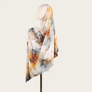 Longue écharpe hijab châle en coton et soie teint aquarelle abstraite vue de détail