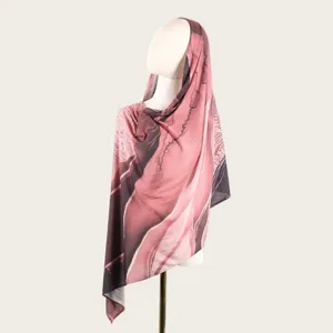 Vue détaillée de l'élégant foulard en coton soie tie dye aquarelle, douce texture.
