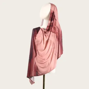 Longue écharpe imprimée effet tie and dye aquarelle, élégante étole pour femme et plage.