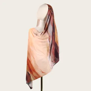 Écharpe longue abstraite en similicoton aquarelle avec des accents dorés élégants.