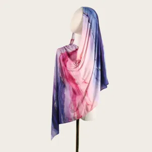 Foulard long en coton mercerisé tie-dye avec motif aquarelle exquise vue de détail.