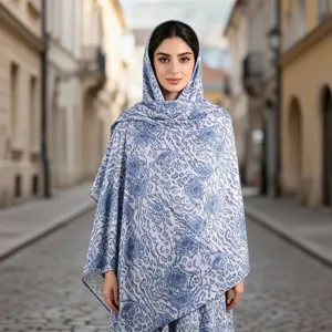 Écharpe en coton et soie à imprimé floral aquarelle bleu pour femme, long hijab élégant.