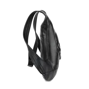 Schwarzer Gothic Leder Rucksack mit Totenkopf Design, geräumiger Freizeit Citypack für Streetstyle.