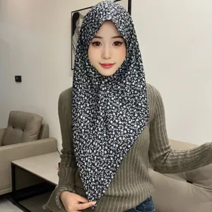 Vue détaillée du foulard triangulaire à motif floral bleu, élégant accessoire de tête.