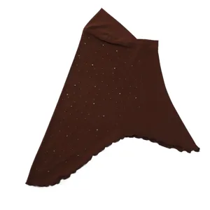 Vue détaillée du hijab marron orné de strass brillants, mettant en valeur les cristaux.