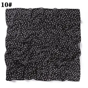Foulard carré en mousseline florale noire 90cm, accessoire élégant pour cou et cheveux.