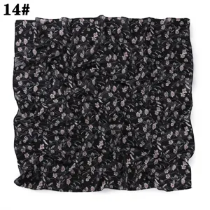 Vue détaillée du foulard carré en mousseline noire avec un joli imprimé floral délicat.